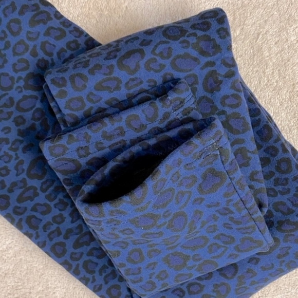 4/$60 Blue Animal Print Fleece Lined Warm Leggings - Size XS/S - Picture 5 of 9